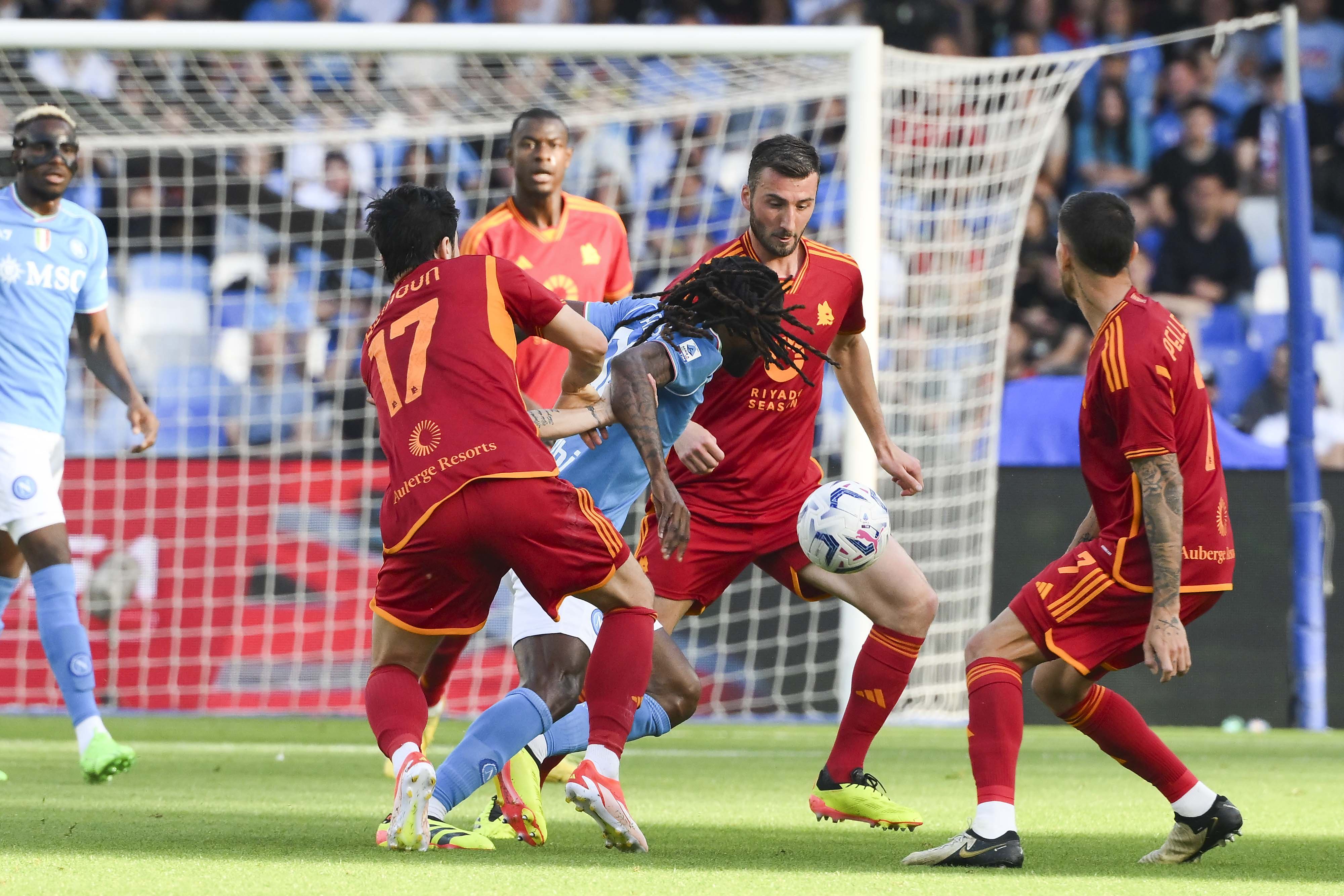 争夺至关重要，欧冠赛场激情澎湃的简单介绍