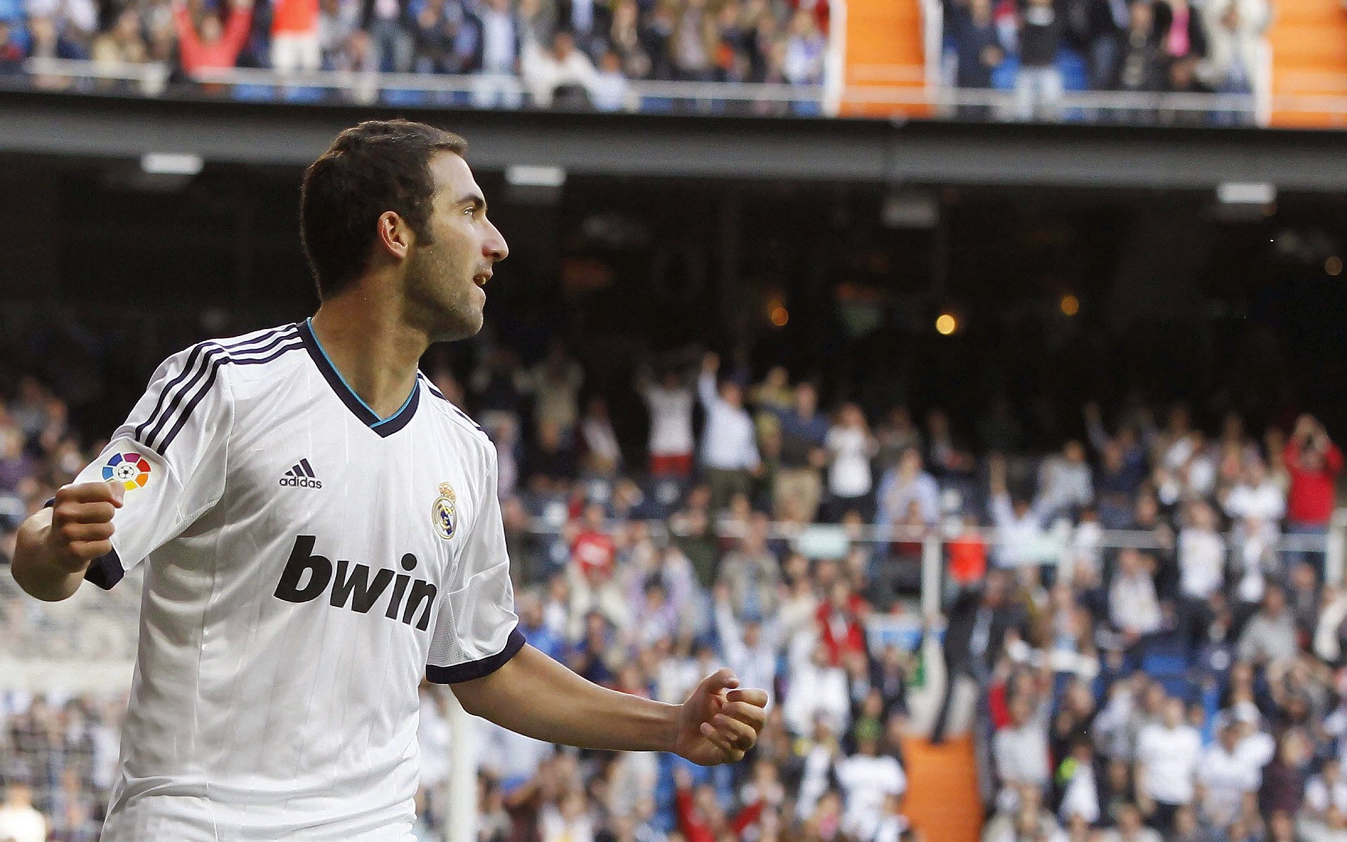 跨越赛场的统治力，快船碾压深圳队，布克欧冠半决赛接管比赛