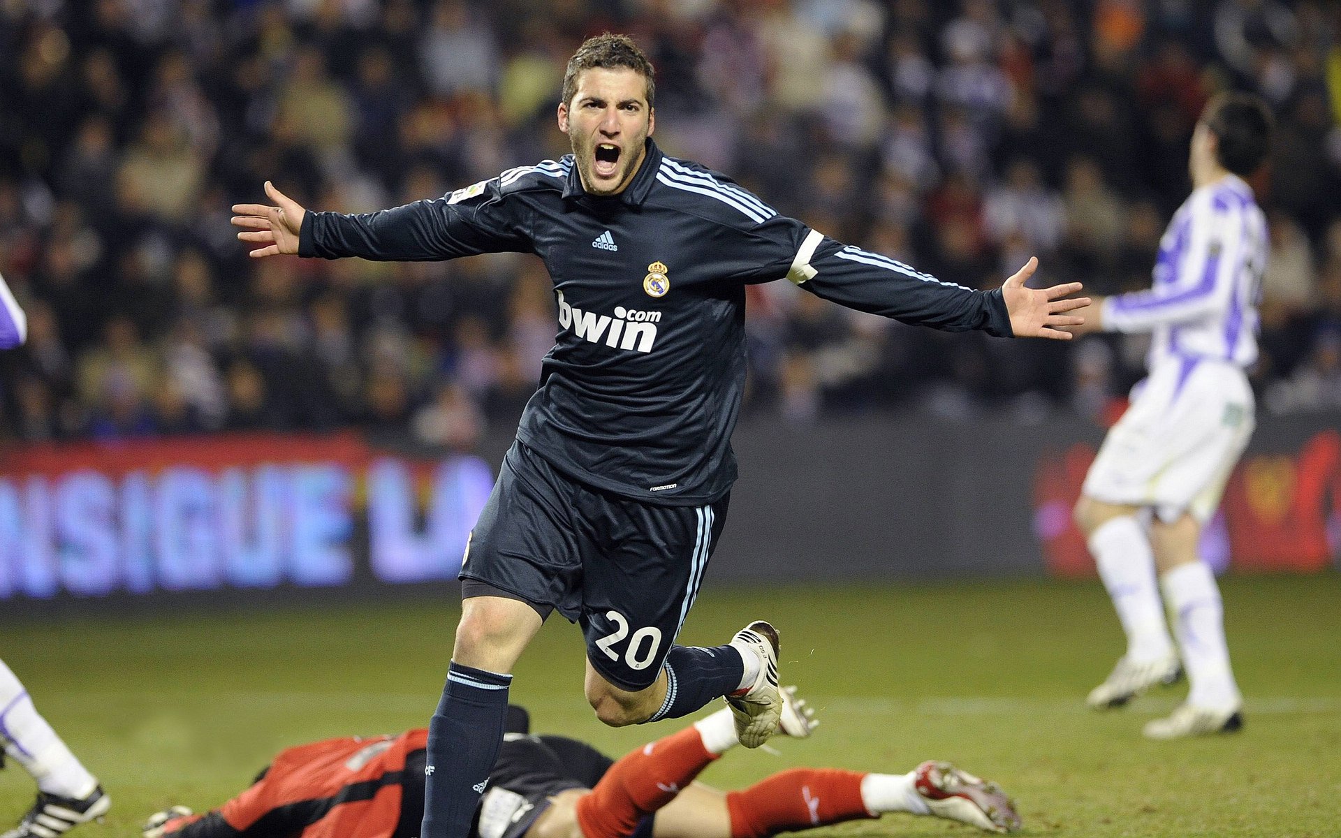 欧冠淘汰赛之夜，文班亚马末节接管比赛